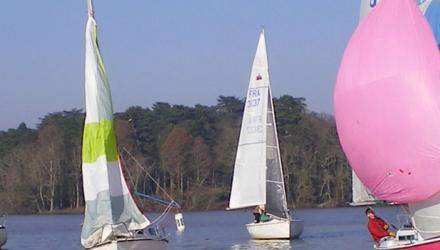 Bateaux lors d'une régate sur l'Erdre