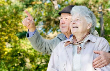 Deux personnes âgées souriant