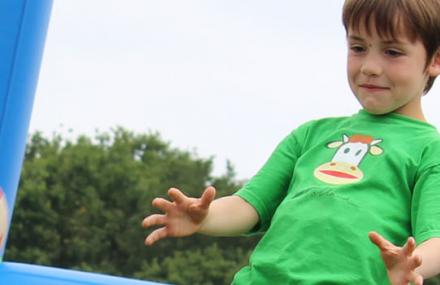 enfant jouant au rugby