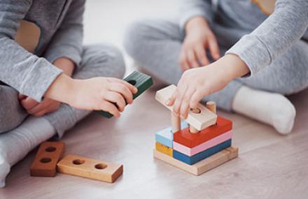 Enfants et jeu en bois