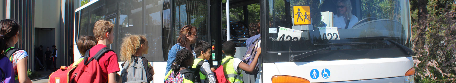 Des enfants montent dans un bus scolaire